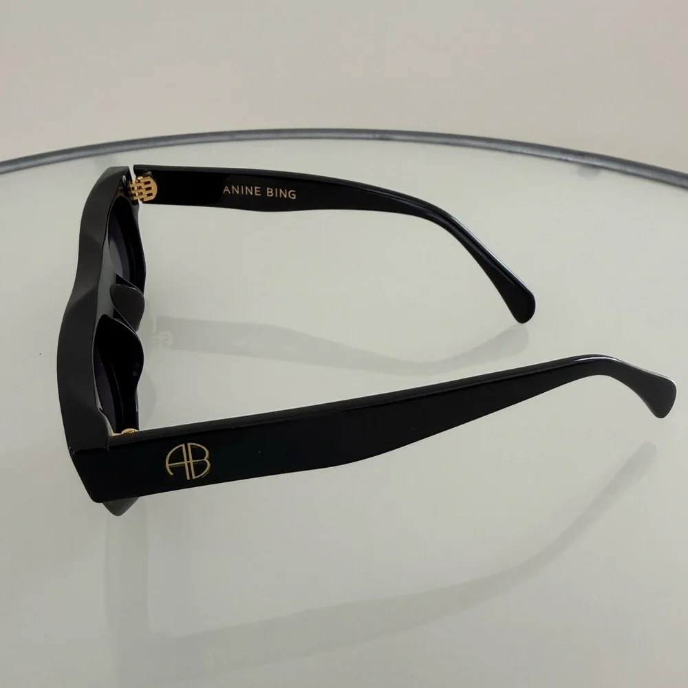 Anine Bing Black Otis sunglasses with original black case - Picture 2 of 2